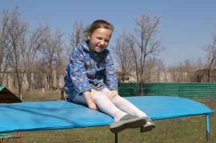 Деревенская девочка в тапках, колготках с вытянутыми коленками и ситцевом платье, 9 апреля 2008 года. Деревня. Дети. Детство. Бедность. Каникулы. Лето. Девочка. Лагерь детский.