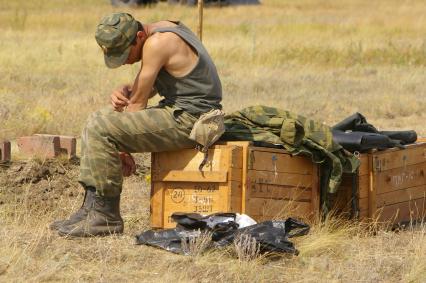 Солдат несет военную службу- давит прыщи на локте, 19 августа 2009 года. Военная служба. Лето. Солдат. Призыв. Призывники. Армия. Долг перед страной.