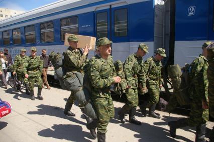 Призывники на вокзале у поезда, 16 мая 2008 года. Призывники. Вокзал. Проводы. Военные. Армия. Поезд. Призыв. Военная служба. Мужчины.