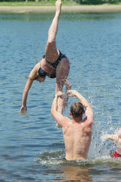 Молодежь на пляже, 8 июня 2010 года. Жара. Лето. Пляж. Водные развлечения. Прыжки в воду. Река. Вода. Зной.