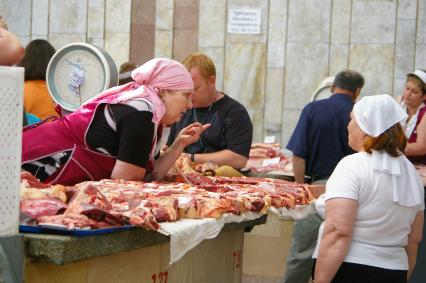 Торговля свежим мясом на рынке, 19 июня 2009 года. Торговля. Продажа. Мясо. Продукты. Еда. Торговка. Работа. Покупатель.