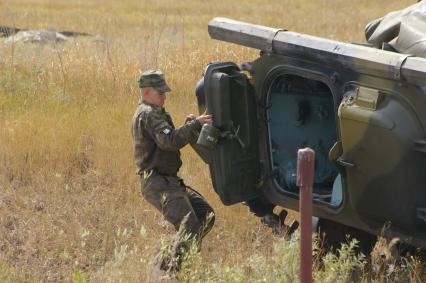 Солдат осваивает военную технику, с трудом открывает дверь , 19 августа 2009 года. Военная служба. Лето. Солдат. Призыв. Призывники. Армия. Долг перед страной. Военная техника. Обучение. Дух.