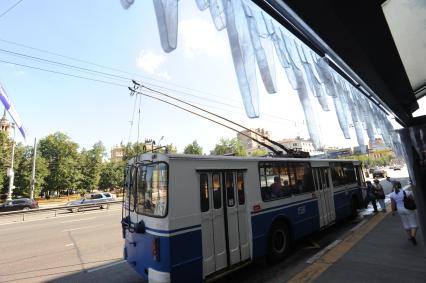 Сосульки на остановке общественного транспорта в Москве, 14 июля 2010 года. Эти сосульки изготовлены в рамках рекламной компании производителя прохладительных напитков во время установившейся жаркой погоды в городе. Глобальное потепление. Климат. Жара. Прохлада. Троллейбус.