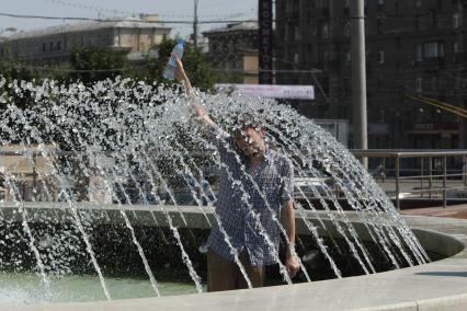 Жара в Москве. Купание в фонтанах, 17 июля 2010 года. Вода. Жажда. Зной . Питье. Глобальное потепление.