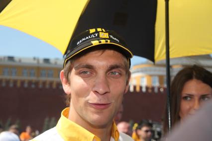 Представление гоночной команды \"Рено\" во время показательных заездов гонки ФОРМУЛА 1, Москва, 17 июля 2010 года. На фото: российский пилот Виталий Петров.