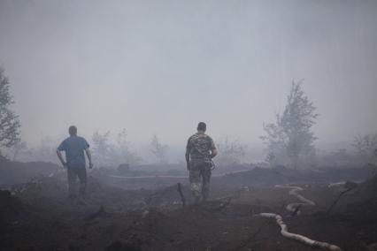 Тушение лечсных пожаров на торфяниках в Шатурском районе Подмосковья, 15 июля 2010 года. Лесной пожар. МЧС. Засуха. Жара. Зной. Глобальное потеплнение. Пожарный. Пожарные. Огонь. Торф.