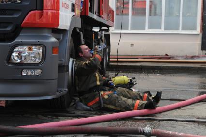 Тушение пожара в Центре Грабаря, 15 июля 2010 года. Картины. Произведения искусства. МЧС. Пожарные. Жара. Вода.