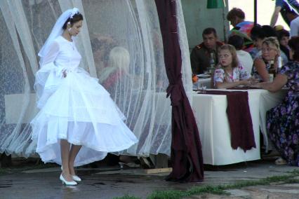 Актриса Ольга Куриленко на съемках фильма ЗЕМЛЯ ЗАБВЕНИЯ, 4 июля 2010 года.