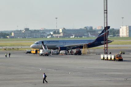 Самолет компании АЭРОФЛОТ в терминале аэропорта ШЕРЕМЕТЬЕВО-2, 4 июля 2010 года. Транспорт. Авиация пассажирская. Багаж. Груз. Разгрузка. Взлетная полоса. Летное поле.
