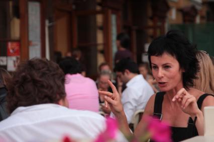 Актриса Ирина Апексимова в кафе КОФЕМАНИЯ (COFFEE MANIA) в центре Москвы, 18 июля 2010 года.