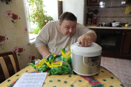 Актер Александр Семчев во время обеда у себя дома, 7 июля 2010 года. Пароварка. Диетическое питание. Фигура. Лишний вес.