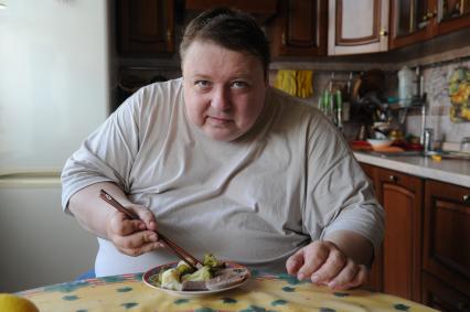Актер Александр Семчев во время обеда у себя дома, 7 июля 2010 года. Палочки. Еда.