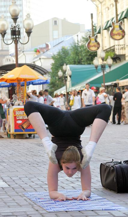 06.08.2005 г. Москва Старый Арбат девушка  гимнастка