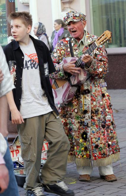 06.08.2005 г. Москва Старый Арбат. Уличный музыкант Игра на гитаре, гитара, гитарист