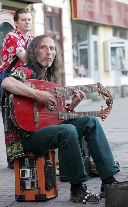 06.08.2005 г. Москва Старый Арбат. Уличный музыкант, Игра на гитаре, гитара, гитарист