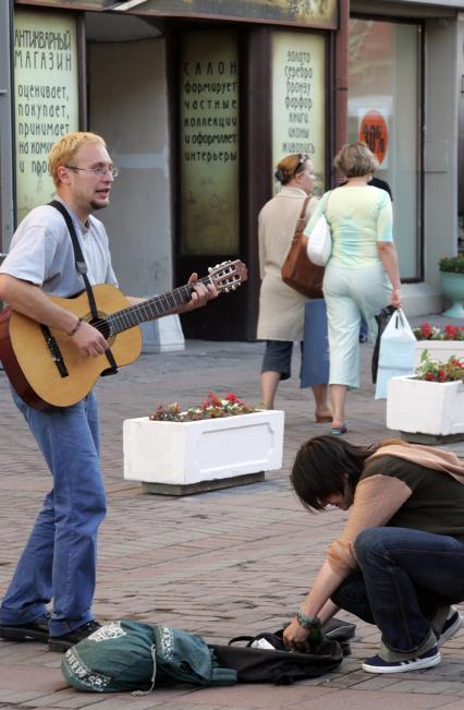 06.08.2005 г. Москва Старый Арбат. Уличный музыкант Игра на гитаре, гитара, гитарист