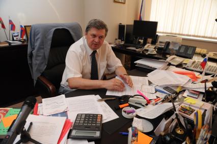 Главы Росстата Александр Суринов в рабочем кабинете, 8 июля 2010 года.