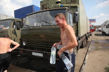 Жара в Москве, 20 июля 2010 года. Жанровые фото с московской кольцевой автодороги. Климат. Лето. Зной. МКАД. Дальнобойщик. Глобальное потепление. Питьевая вода.