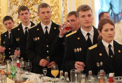 Дата: 30.06.2010, Время: 13:30. Выступление президента России Дмитрия Анатольевича Медведева на приеме выпускников высших военных учебных заведений.
