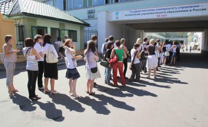 Абитуриенты Государственного университета управления. 30 июля 2010.