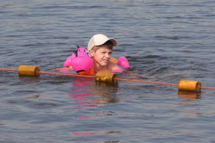 Жара в Москве, 21 июля 2010 года. Жанровые фото. купание. вода. пляж. дети. ребенок. буйки. купаться запрещено. запрет. опасная зона.