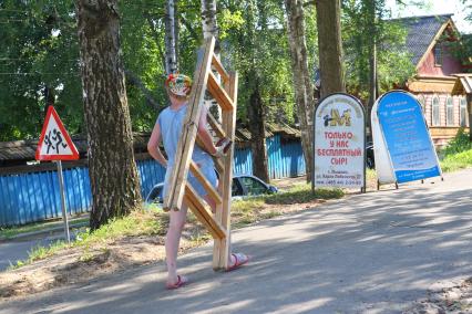 Город Мышкин Ярославской области, 16 июля 2010 года. Бесплатный сыр. Вывеска. Релама.