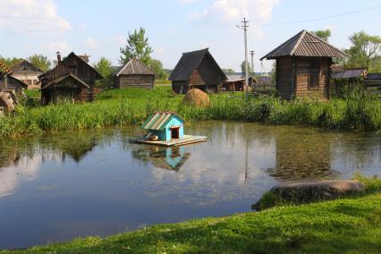 Город Мышкин Ярославской области, 16 июля 2010 года. Пруд. Птица. Изба. Село.