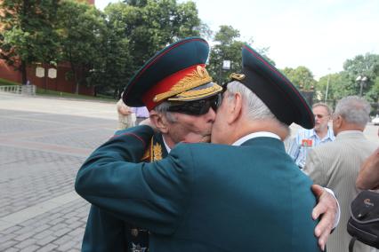 ВОЗЛОЖЕНИЕ ВЕНКОВ ВЕЧНЫЙ ОГОНЬ ВЕТЕРАНЫ ВОЙНЫ УЧАСТНИКИ ПРАВДА ПОБЕДЫ КРАСНАЯ ПЛОЩАДЬ 24 ИЮНЯ 2010