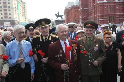 ВОЗЛОЖЕНИЕ ВЕНКОВ ВЕЧНЫЙ ОГОНЬ ВЕТЕРАНЫ ВОЙНЫ УЧАСТНИКИ ПРАВДА ПОБЕДЫ КРАСНАЯ ПЛОЩАДЬ 24 ИЮНЯ 2010