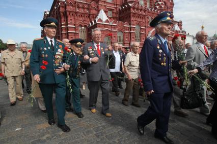 ВОЗЛОЖЕНИЕ ВЕНКОВ ВЕЧНЫЙ ОГОНЬ ВЕТЕРАНЫ ВОЙНЫ УЧАСТНИКИ ПРАВДА ПОБЕДЫ КРАСНАЯ ПЛОЩАДЬ 24 ИЮНЯ 2010