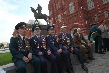 ВОЗЛОЖЕНИЕ ВЕНКОВ ВЕЧНЫЙ ОГОНЬ ВЕТЕРАНЫ ВОЙНЫ УЧАСТНИКИ ПРАВДА ПОБЕДЫ КРАСНАЯ ПЛОЩАДЬ 24 ИЮНЯ 2010