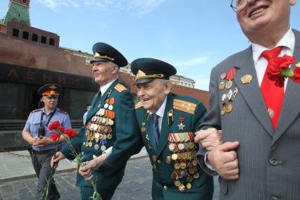 ВОЗЛОЖЕНИЕ ВЕНКОВ ВЕЧНЫЙ ОГОНЬ ВЕТЕРАНЫ ВОЙНЫ УЧАСТНИКИ ПРАВДА ПОБЕДЫ КРАСНАЯ ПЛОЩАДЬ 24 ИЮНЯ 2010