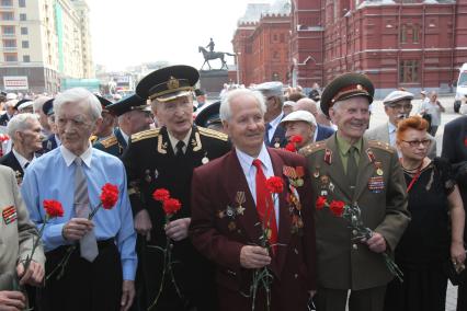 ВОЗЛОЖЕНИЕ ВЕНКОВ ВЕЧНЫЙ ОГОНЬ ВЕТЕРАНЫ ВОЙНЫ УЧАСТНИКИ ПРАВДА ПОБЕДЫ КРАСНАЯ ПЛОЩАДЬ 24 ИЮНЯ 2010