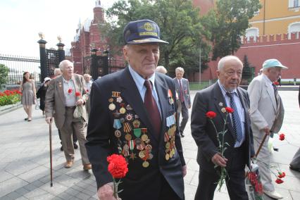 ВОЗЛОЖЕНИЕ ВЕНКОВ ВЕЧНЫЙ ОГОНЬ ВЕТЕРАНЫ ВОЙНЫ УЧАСТНИКИ ПРАВДА ПОБЕДЫ КРАСНАЯ ПЛОЩАДЬ 24 ИЮНЯ 2010