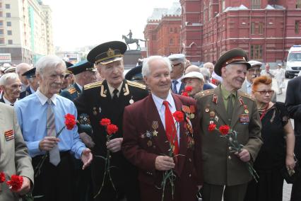 ВОЗЛОЖЕНИЕ ВЕНКОВ ВЕЧНЫЙ ОГОНЬ ВЕТЕРАНЫ ВОЙНЫ УЧАСТНИКИ ПРАВДА ПОБЕДЫ КРАСНАЯ ПЛОЩАДЬ 24 ИЮНЯ 2010