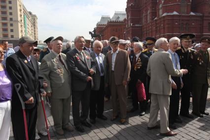 ВОЗЛОЖЕНИЕ ВЕНКОВ ВЕЧНЫЙ ОГОНЬ ВЕТЕРАНЫ ВОЙНЫ УЧАСТНИКИ ПРАВДА ПОБЕДЫ КРАСНАЯ ПЛОЩАДЬ 24 ИЮНЯ 2010