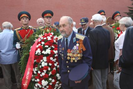 ВОЗЛОЖЕНИЕ ВЕНКОВ ВЕЧНЫЙ ОГОНЬ ВЕТЕРАНЫ ВОЙНЫ УЧАСТНИКИ ПРАВДА ПОБЕДЫ КРАСНАЯ ПЛОЩАДЬ 24 ИЮНЯ 2010