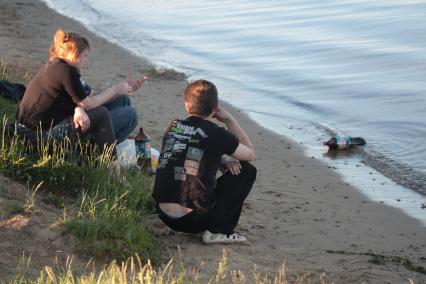 Москвичи в городских зонах отдыха, 12 июня 2010 года. Досуг. Выходной день. Пиво. Мусор. Тара. Бутылка.