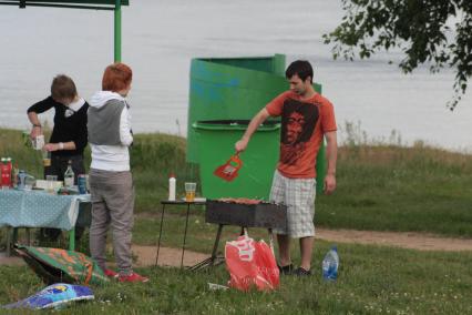 Москвичи в городских зонах отдыха, 12 июня 2010 года. Досуг. Выходной день. Шашлыки. Мангал.