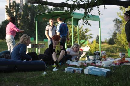 Москвичи в городских зонах отдыха, 12 июня 2010 года. Досуг. Выходной день. Пикник. Мусор. Шашлыки. Тара. Экология. Зона отдыха.