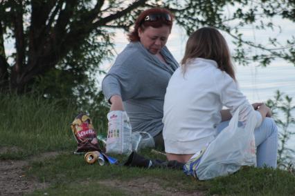 Москвичи в городских зонах отдыха, 12 июня 2010 года. Досуг. Выходной день. Мусор. Тара. Бутылка. Банка. Пиво. Чипсы.