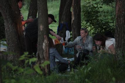 Москвичи в городских зонах отдыха, 12 июня 2010 года. Досуг. Выходной день. Мусор. Сок. Выпивка. Алкоголь. Банка. Пиво. Чипсы.