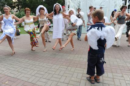 Фестиваль свадебных пар в саду ЭРМИТАЖ, 24 июля 2010 года. Школа танцев. Танцы. Невеста. Фата. Дети.
