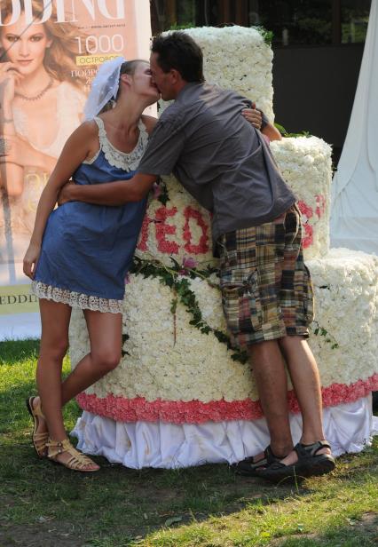 Фестиваль свадебных пар в саду ЭРМИТАЖ, 24 июля 2010 года. Фата. Невеста. Поцелуй.