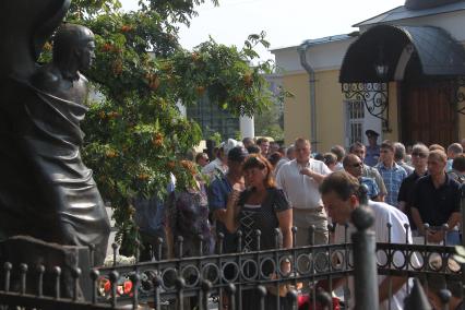 Поминовение актера Владимира Высоцкого на Ваганьковском кладбище, 25 июля 2010 года.