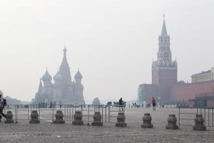 Смог над Москвой, 26 июля 2010 года. С утра в городе чувствуется запах гари и местами стоит густой дым от лесных пожаров Подмосковья. Жара. Лесные пожары. Глобальное потепление. Красная площадь. Собор Василия Блаженного.