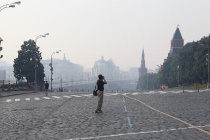 Смог над Москвой, 26 июля 2010 года. С утра в городе чувствуется запах гари и местами стоит густой дым от лесных пожаров Подмосковья. Жара. Лесные пожары. Глобальное потепление. Красная площадь.