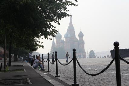 Смог над Москвой, 26 июля 2010 года. С утра в городе чувствуется запах гари и местами стоит густой дым от лесных пожаров Подмосковья. Жара. Лесные пожары. Глобальное потепление. Красная площадь. Собор Василия Блаженного.