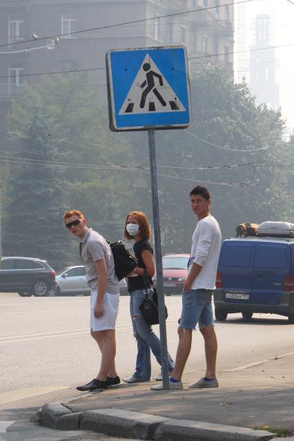 Смог от лесных пожаров в Москве, 27 июля 2010 года. Лесной пожар. Лесные пожары. Тушение. Дым. Гарь. Маска. Средство защиты. Экология. Глобальное потепление. Пешеходы. Переход. Грипп. Простуда. Болезнь.