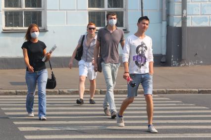 Смог от лесных пожаров в Москве, 27 июля 2010 года. Лесной пожар. Лесные пожары. Тушение. Дым. Гарь. Маска. Средство защиты. Экология. Глобальное потепление. Пешеходы. Переход. Грипп. Простуда. Болезнь.
